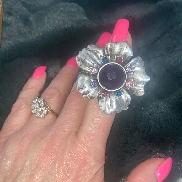 Beautiful silver tone flower 🌸 ring stretch band size 6.5 + - Picture 2 of 13